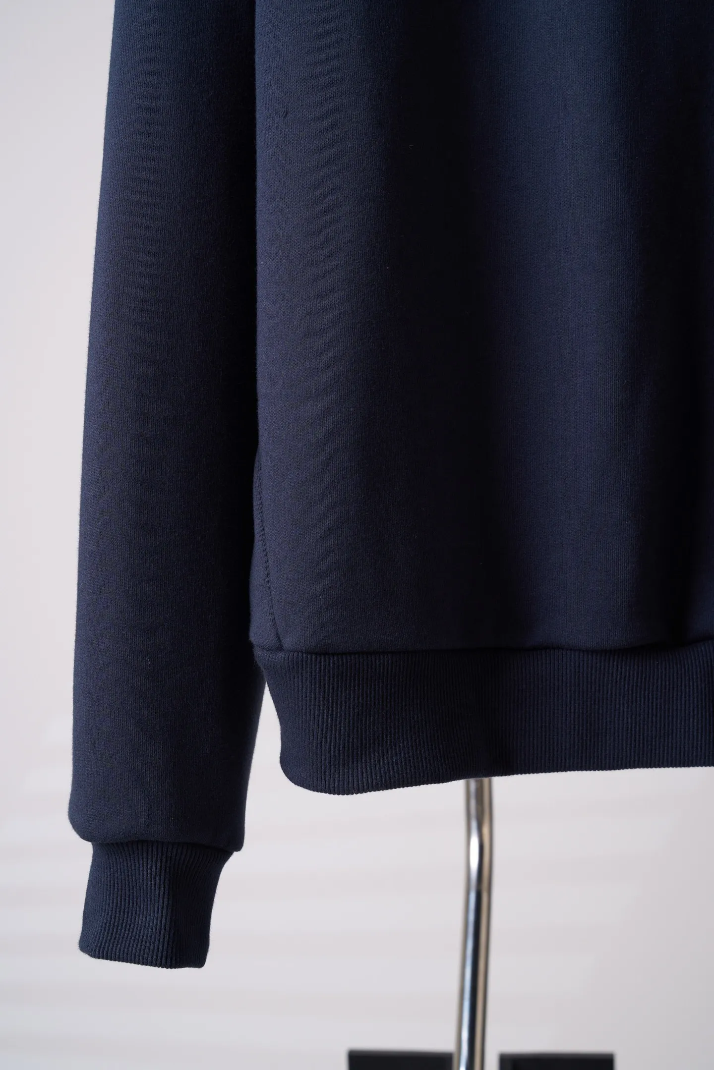 [Real auction] Celine/Céline Paris letter printed logo round neck sweatshirt (women's style) [In Stock] S M L custom-dyed densely woven fish scale sheared cotton material, fine and fluffy, soft and skin-friendly. The navy blue base color settles the retro tone, and the burgundy contrasting color evokes the college charm, gently interpreting the casual and free girl's posture. The iconic Celine Paris arch print is placed on the chest of the body, and the Retro school font is layered in contrasting colors, which is neat, full and powerful; the cuffs are embellished with exquisite hand-embroidered logos, which are low-key and hidden in the sleeves, and the light and dark echo each other. The soft dropped shoulders and loose fit take into account relaxation and neat lines. The moderate length flatters the body shape and creates a casual retro college girl silhouette. The style is evident in the details, relaxed yet refined, interpreting the retro accent of contemporary girls. 1. Imported machine embroidery technology uses advanced computer control systems and precision mechanical components to precisely create the iconic TRIOMPHE logo embroidery, with smooth and delicate lines and a full sense of sophistication. 2. Glue printing: Use glue liquid paint to print patterns on the fabric, and bake the fabric to fix the printed pattern. 3. Fermentation washing treatment: The fabrics have been fermentation washing, which makes the hand feel and texture better, is not easy to deform, shrink, and fade, and maintains long-term beauty and loose fit.